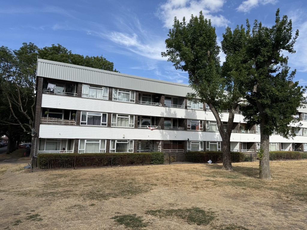 Lot: 206 - GROUND FLOOR FLAT WITH LONG LEASE - Rear elevation of block with green area